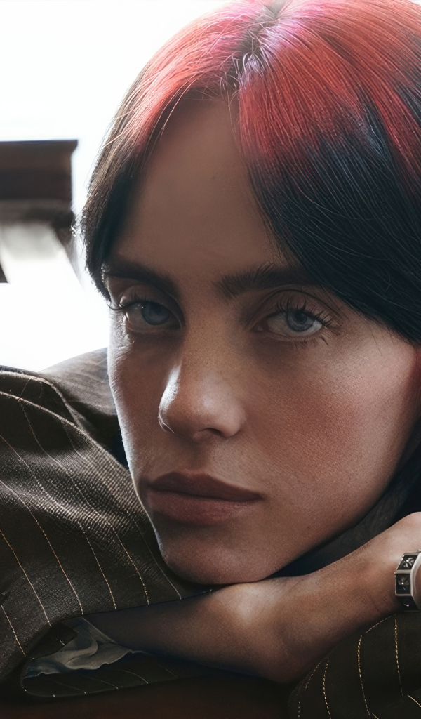 Певица Билли Айлиш в полосатом костюме