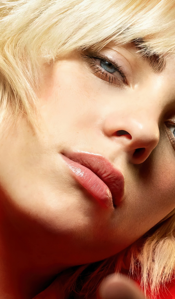 Лицо певицы Билли Айлиш крупным планом