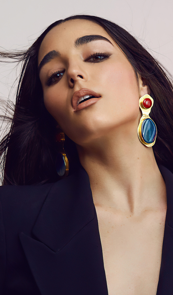 Певица Индиана Массара в черном пиджаке