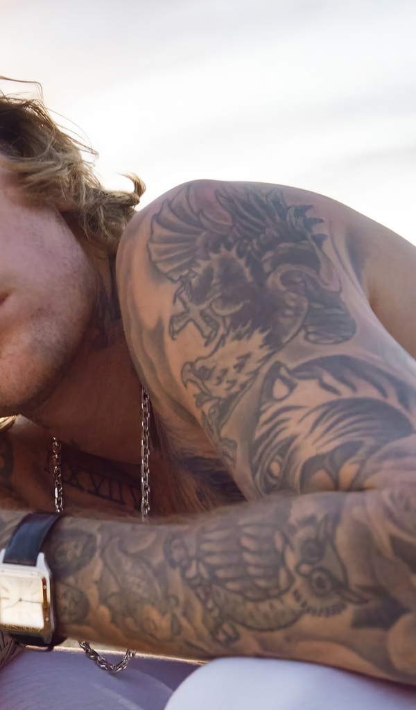 Певец Джастин Бибер с татуировками на теле