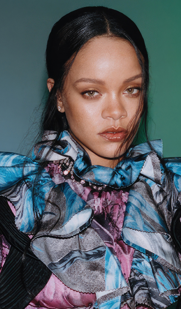 Певица Рианна в красивом наряде