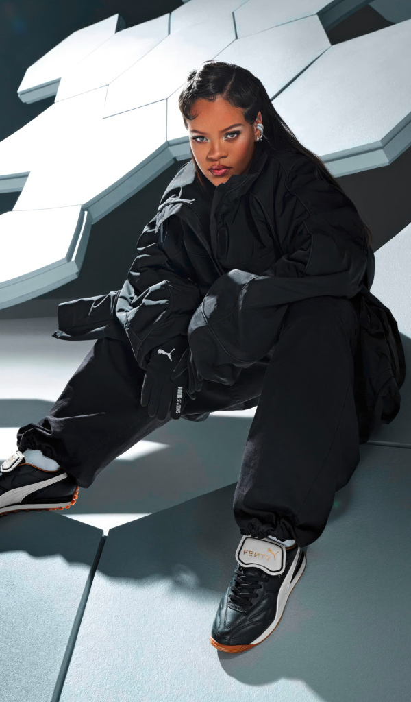 Певица Рианна в черном спортивном костюме
