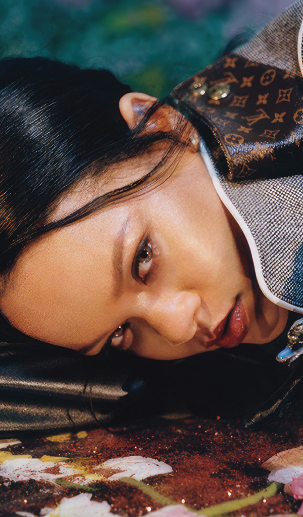 Певица Рианна лежит на полу