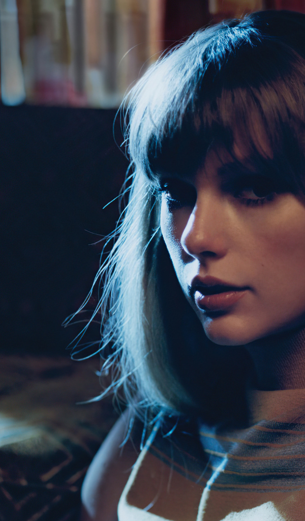 Певица Тейлор Свифт с темными волосами