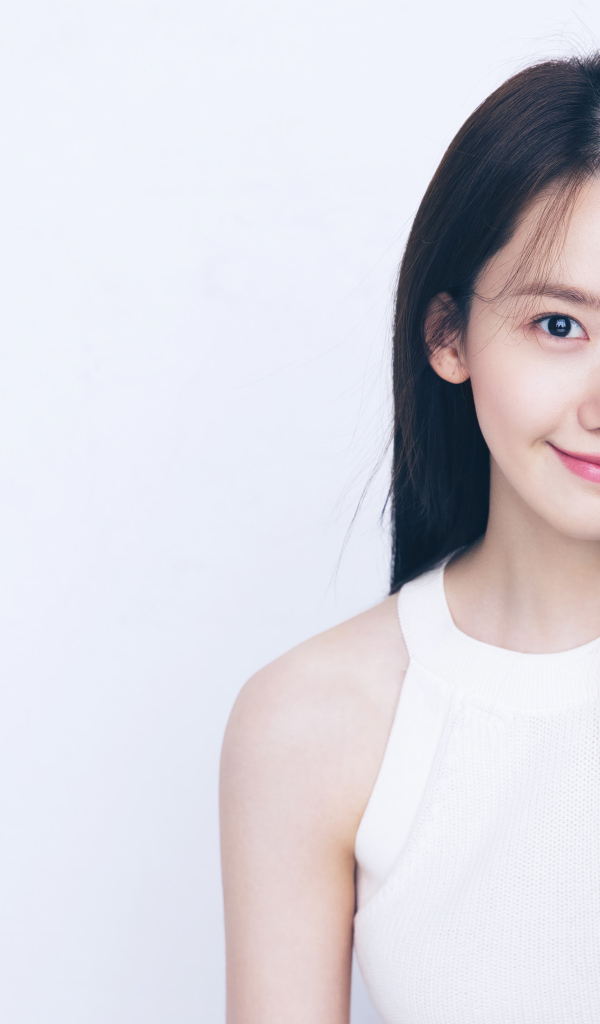Улыбающаяся девушка Yoona на белом фоне