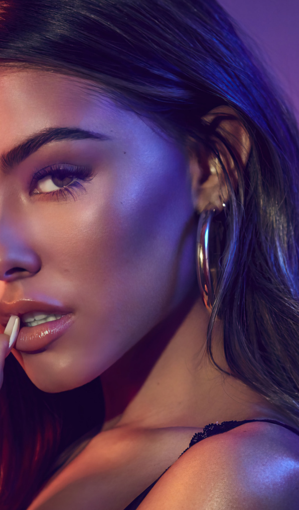 Стильная певица Мэдисон Бир