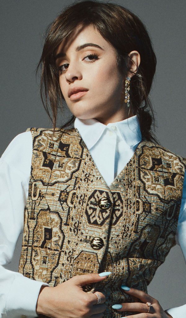 Белая блузка и жилетка в образе певицы Камила Кабельо