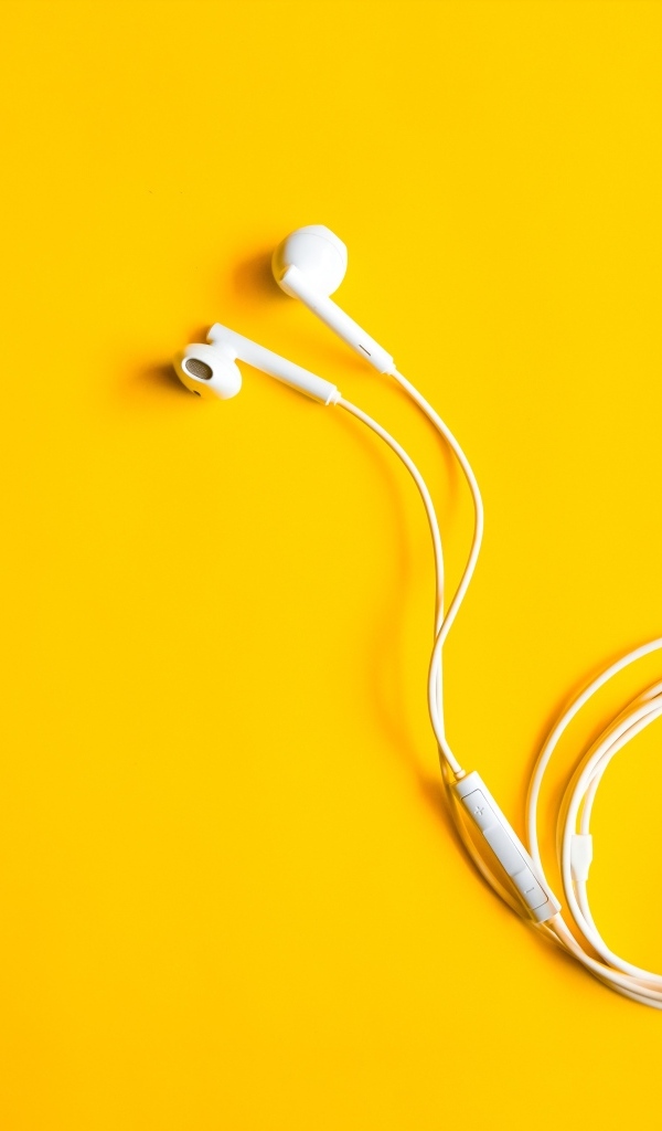 Белые наушники на желтом фоне