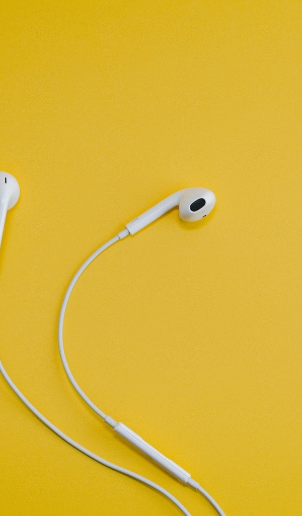 Белые наушники на желтом фоне