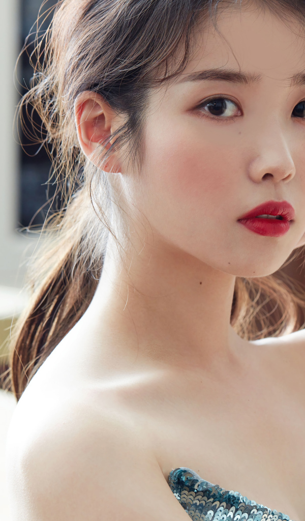 Молодая девушка южнокорейская певица IU