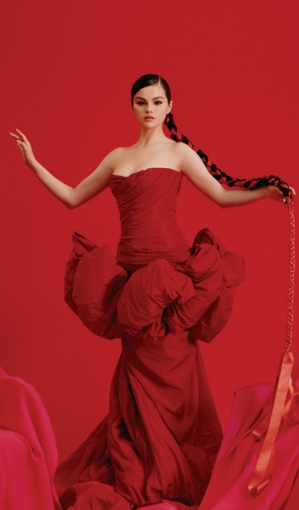 Молодая девушка певица и актриса Селена Гомес в красном платье