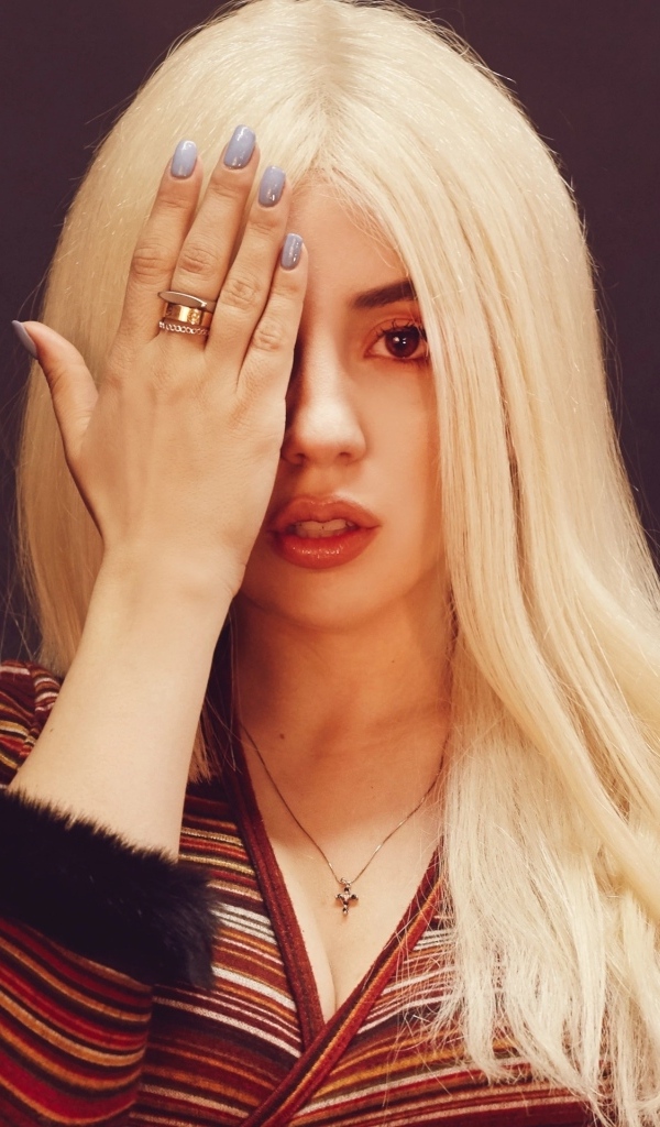 Молодая певица Эйва Макс закрыла глаз