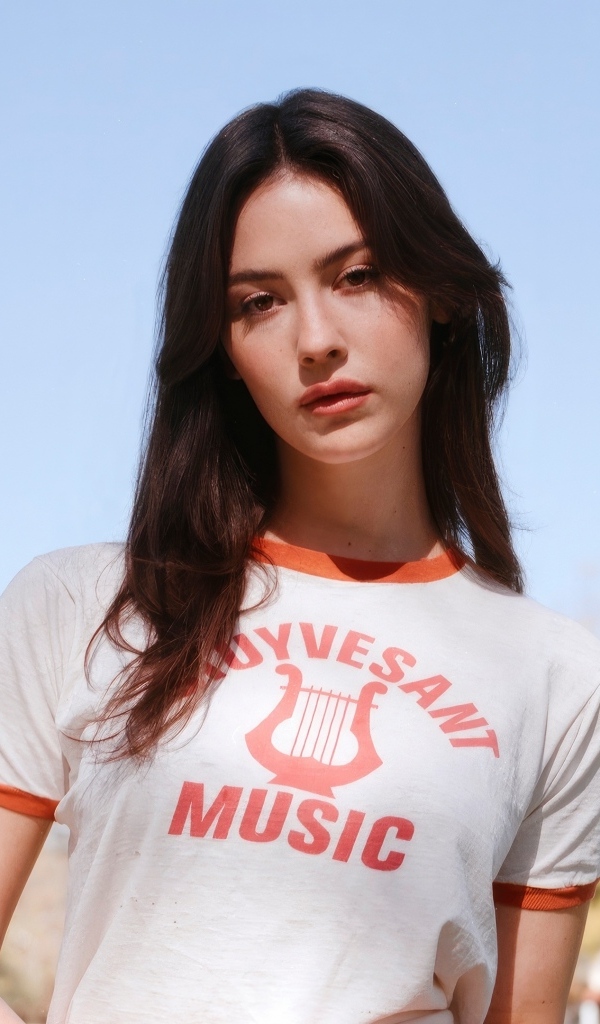 Молодая певица Грэйси Абрамс в футболке