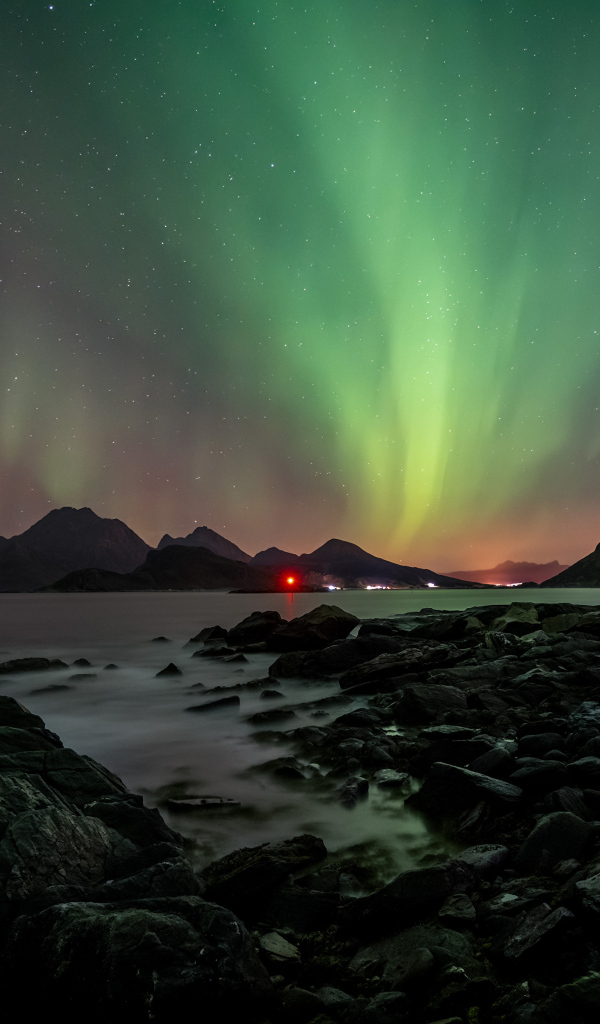 Красивое полярное сияние над водой