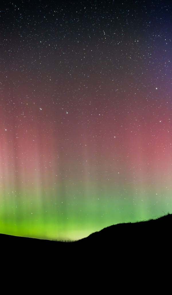 Красивое разноцветное полярное сияние в звездном небе