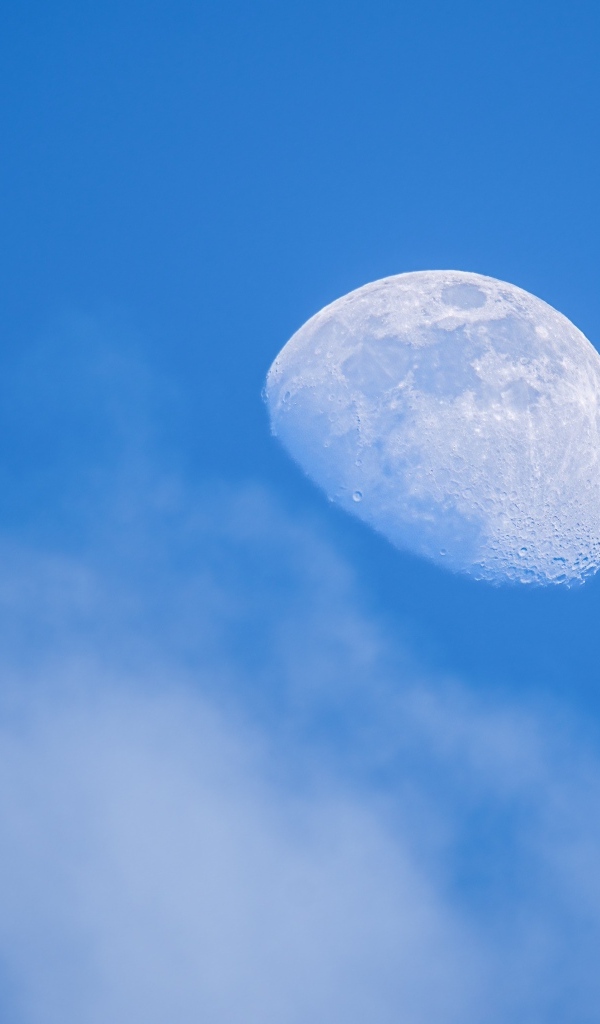 Красивая белая луна в голубом небе