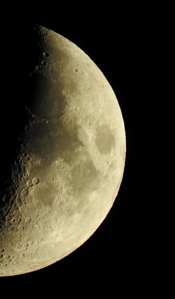 Затмение большой луны на черном фоне