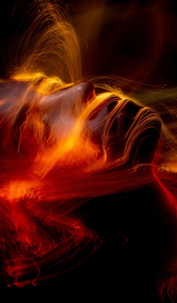 Размытые искры красного огня на черном фоне