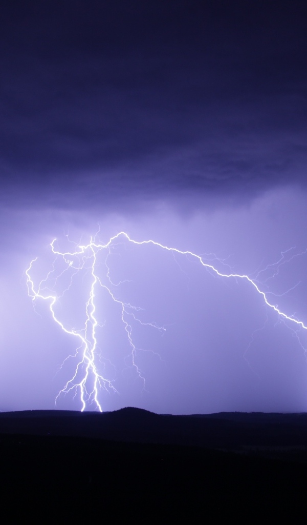 Яркие разряды молнии в небе