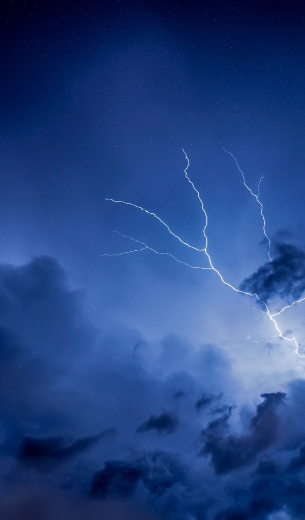 Яркая молния в грозовом небе