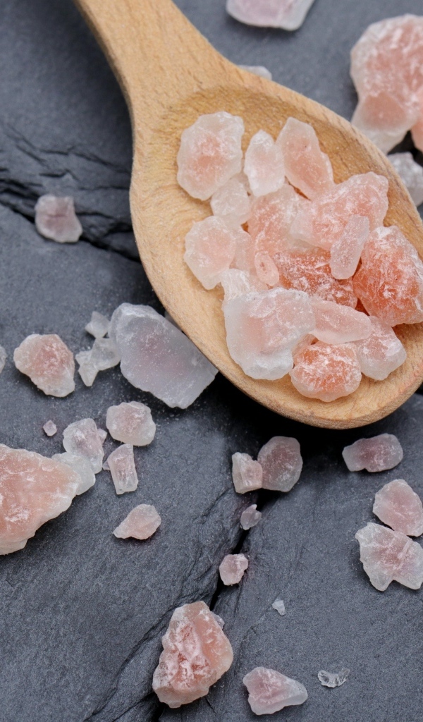 Крупная каменная соль на деревянной ложке