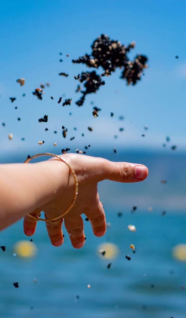 Девушка бросает корм в воду