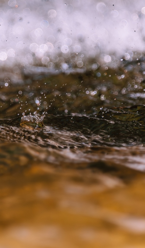 Сильные капли дождя падают в воду