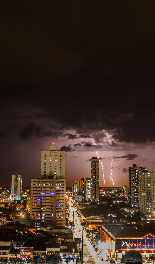 Молнии в небе над ночным городом