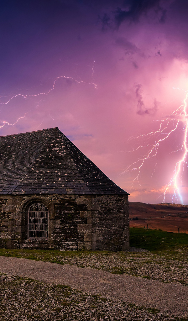 Молния ударила в старый разрушенный дом