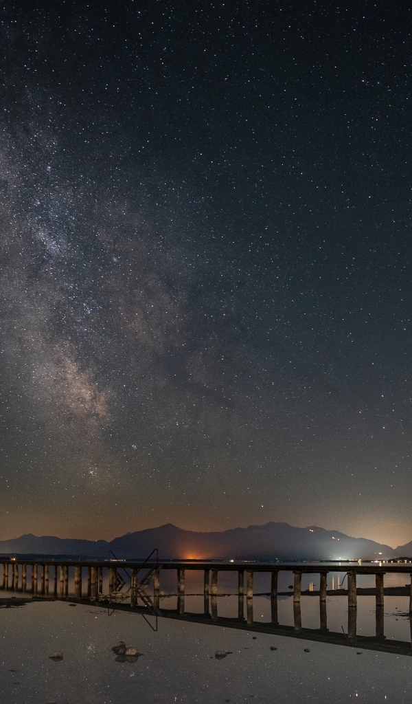 Млечный путь в небе над ночным фьордом