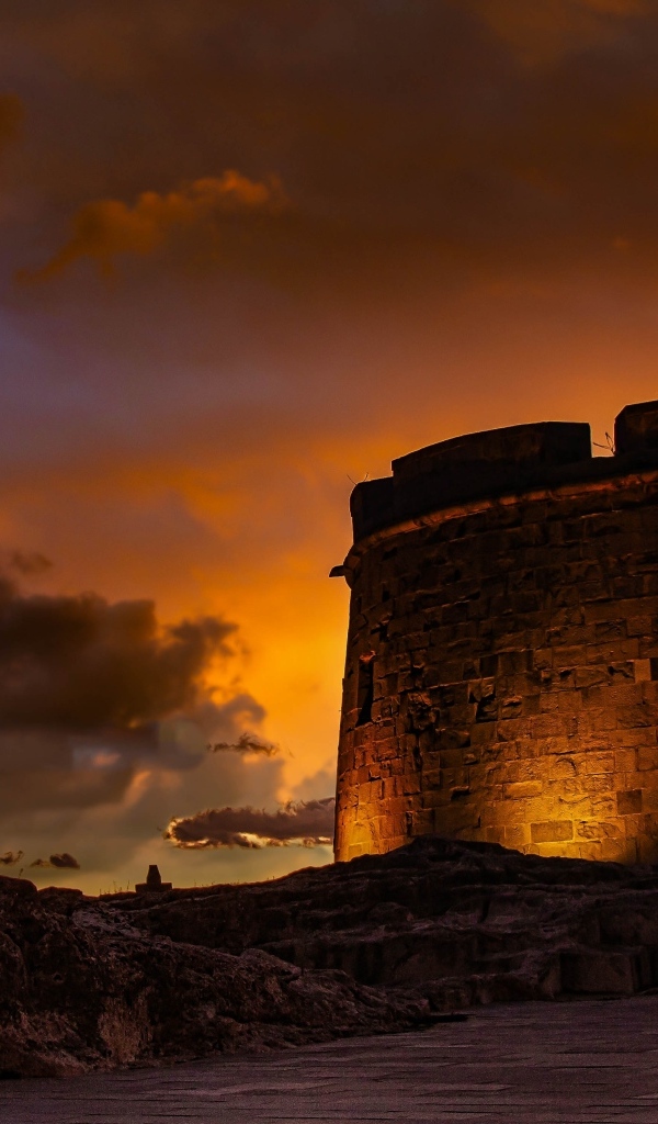 Старая крепость в свете фонарей ночью