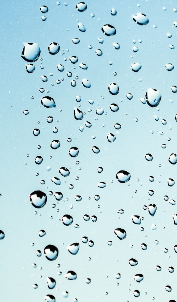 Капли дождя на голубом стекле