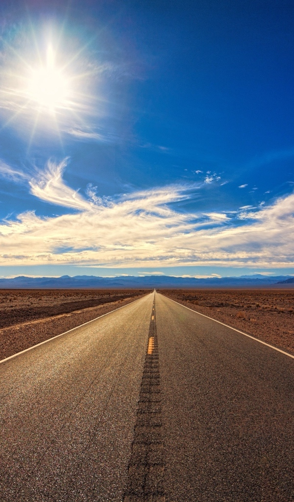 Дорога на фоне красивого голубого неба летом