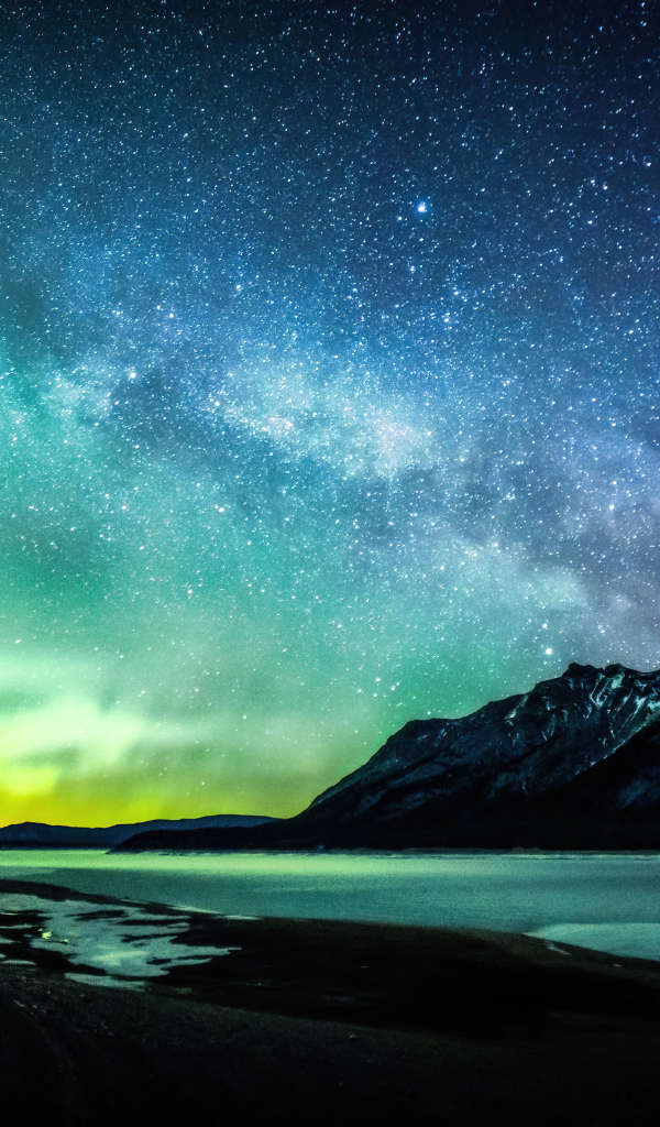Необычное звездное небо с зеленым полярным сиянием