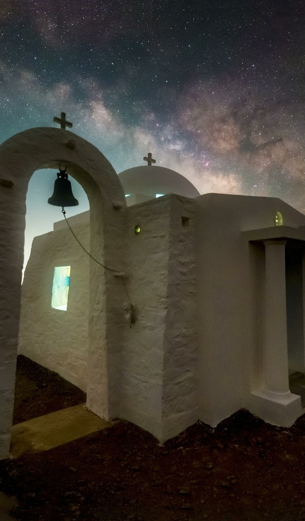 Белое здание церкви под звездным небом