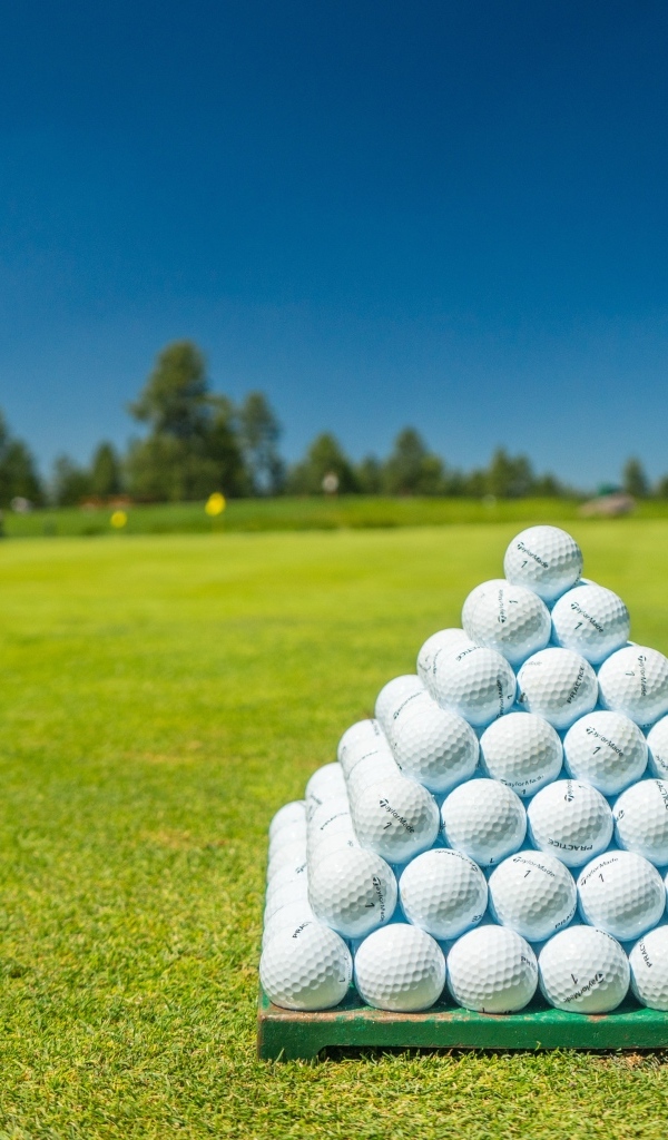 Белые шарики для гольфа на поле