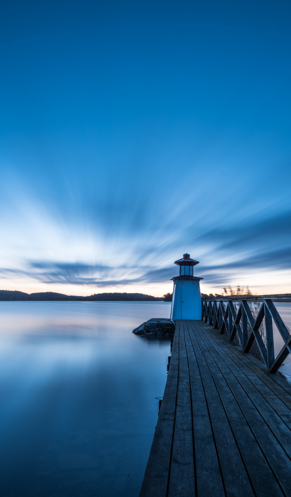 Деревянный причал на фоне красивого неба