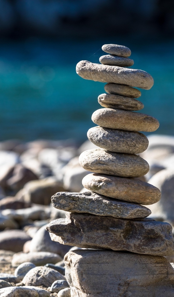 Фигура из камней на пляже