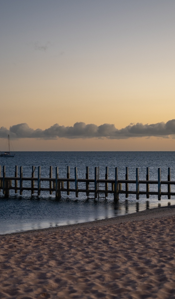 Песок на пляже у спокойного моря