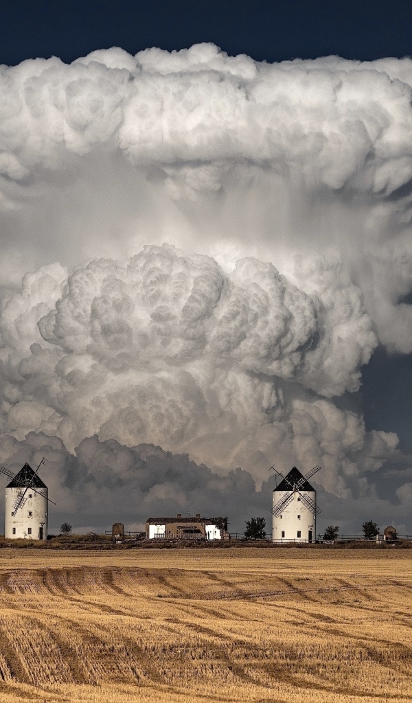 Большое белое облако над фермой