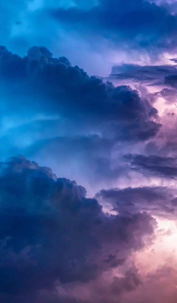 Молния в черных грозовых тучах