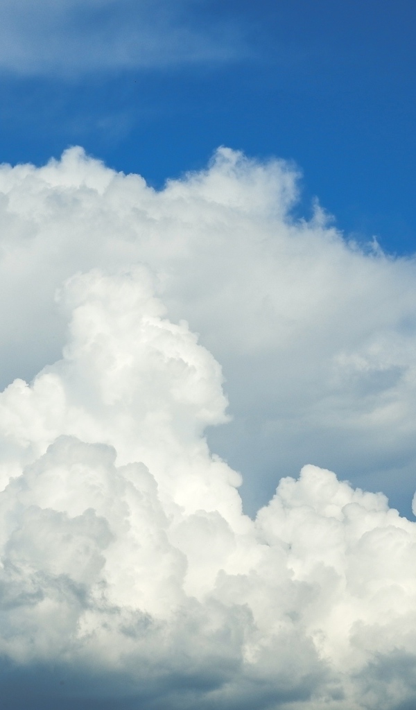 Густые белые облака в голубом небе