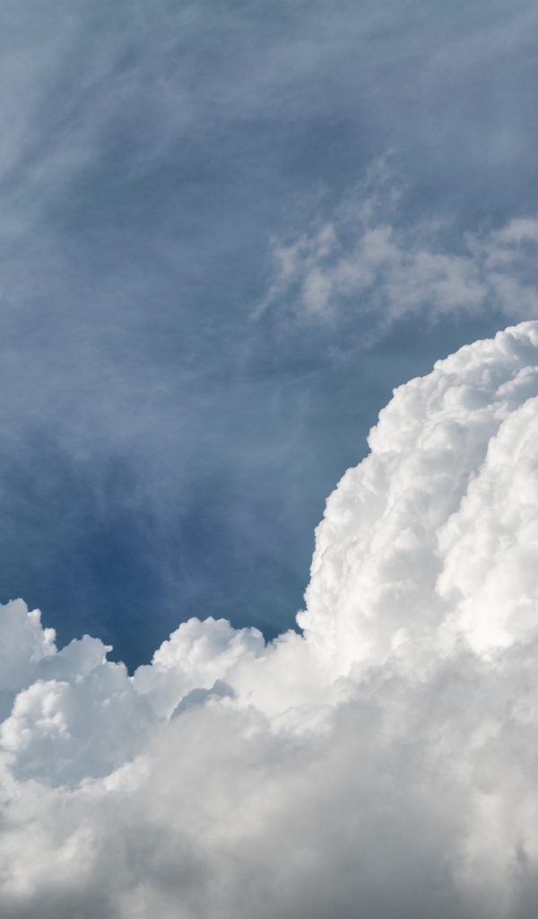 Густые белые облака в голубом небе