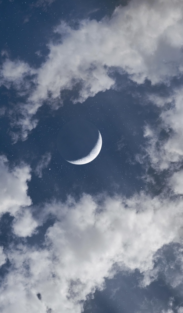 Молодой месяц в белых облаках