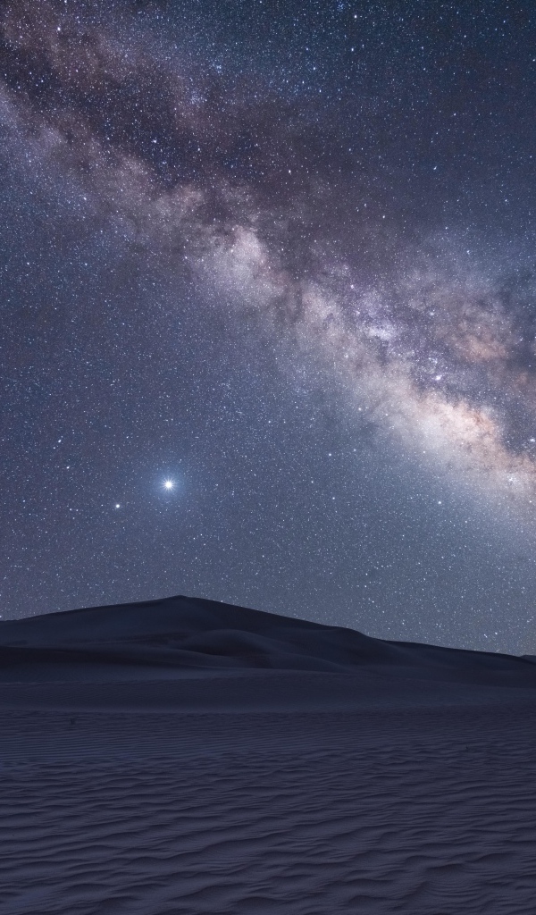 Красивый млечный путь в небе над пустыней