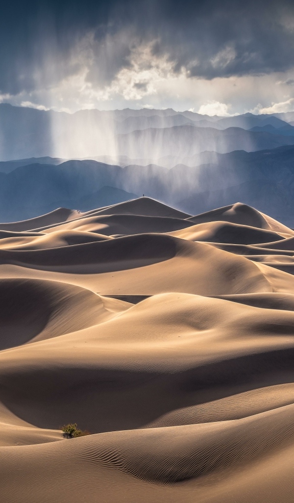 Горячая пустыня у горного массива