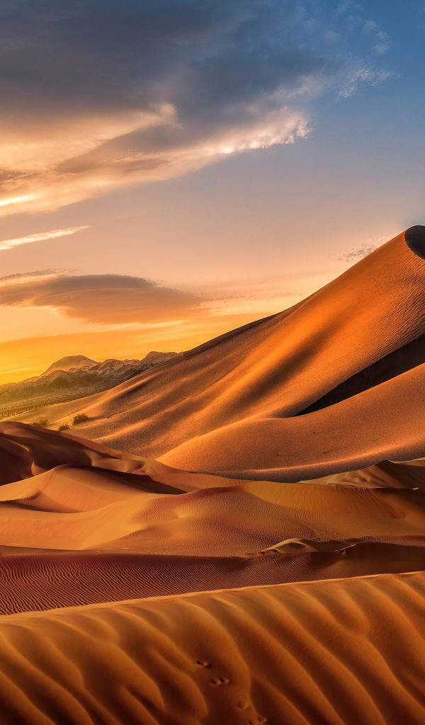 Песчаная дюна на закате солнца