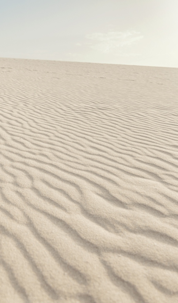 Волны на горячем песке в пустыне