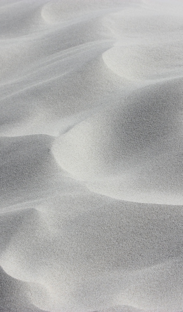 Волны на белом песке в пустыне 