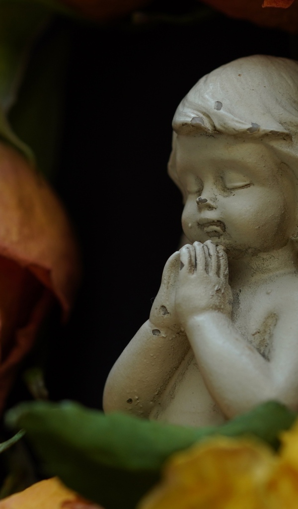 Статуэтка ангела с розами